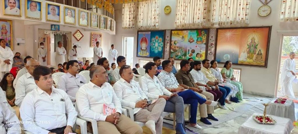 कामरेज सेवा केंद्र में घी का शिवलिग -